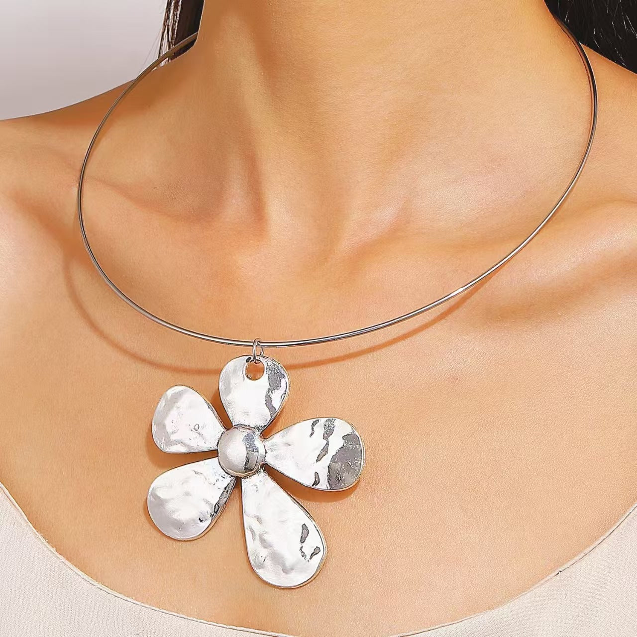 愛心花朵鏤空誇張項鍊－細節特寫1｜https://igowo.tw/