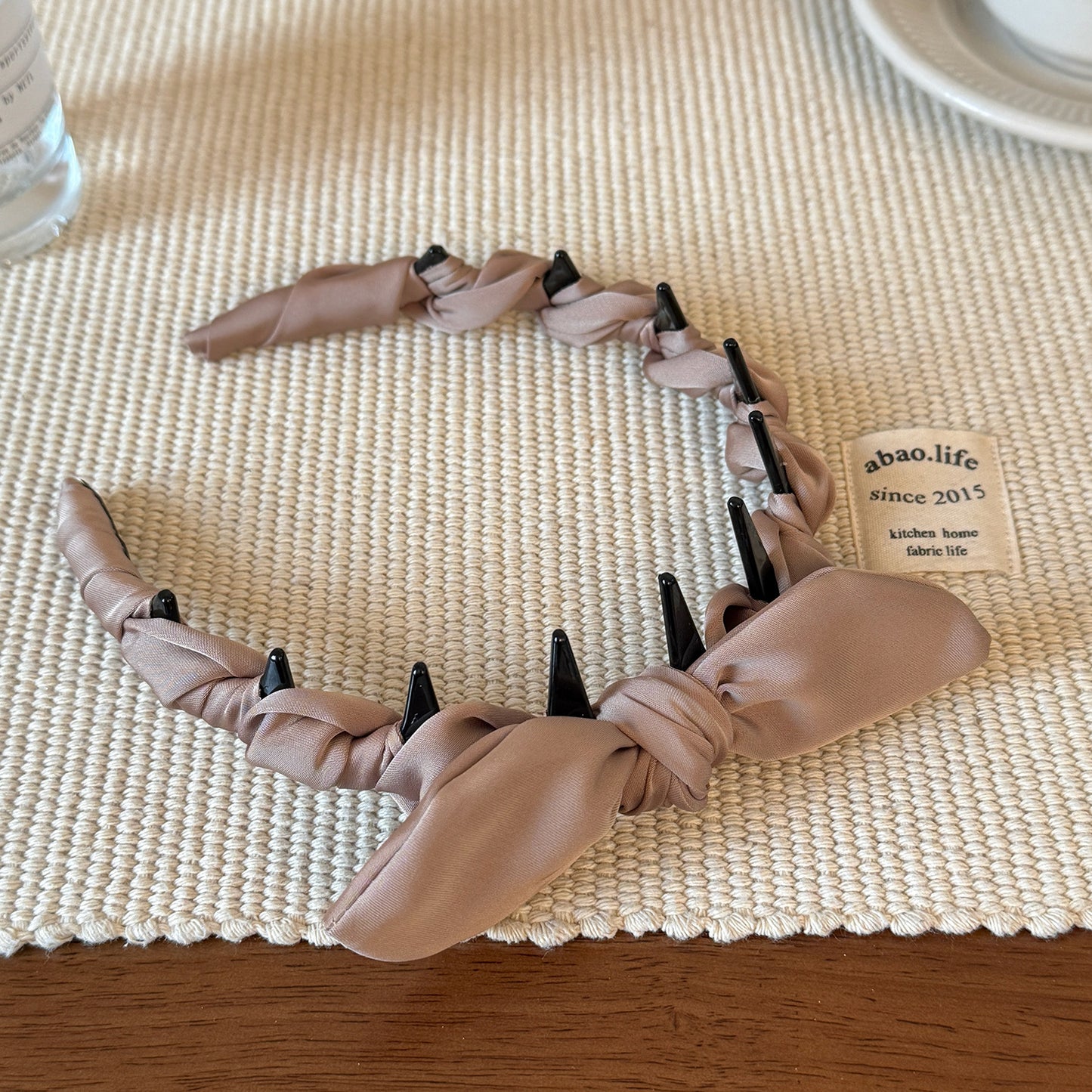 布面蝴蝶結髮箍－淺紫色款細節｜https://igowo.tw/