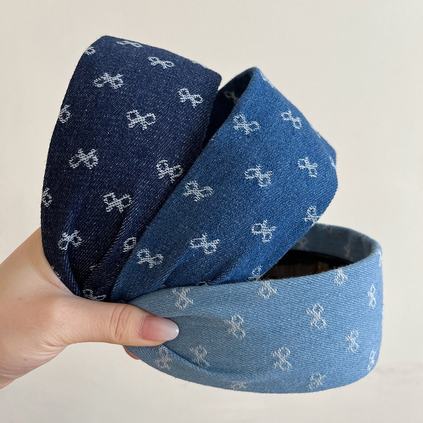 蝴蝶結寬版髮箍－淺藍款細節｜https://igowo.tw/