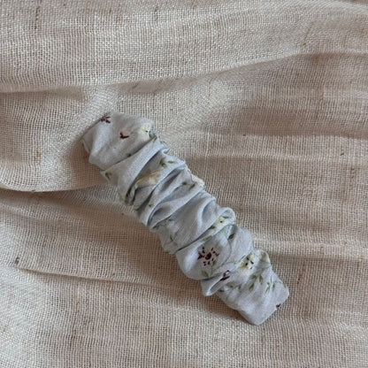 布面碎花髮夾－細節特寫7｜https://igowo.tw/