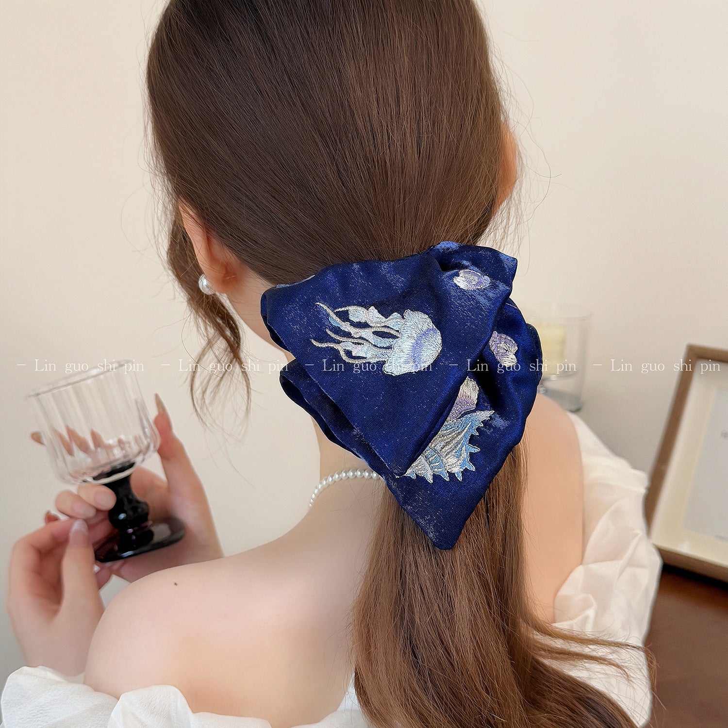 彈力繩大腸圈刺繡髮圈－藏青腸圈款細節｜https://igowo.tw/