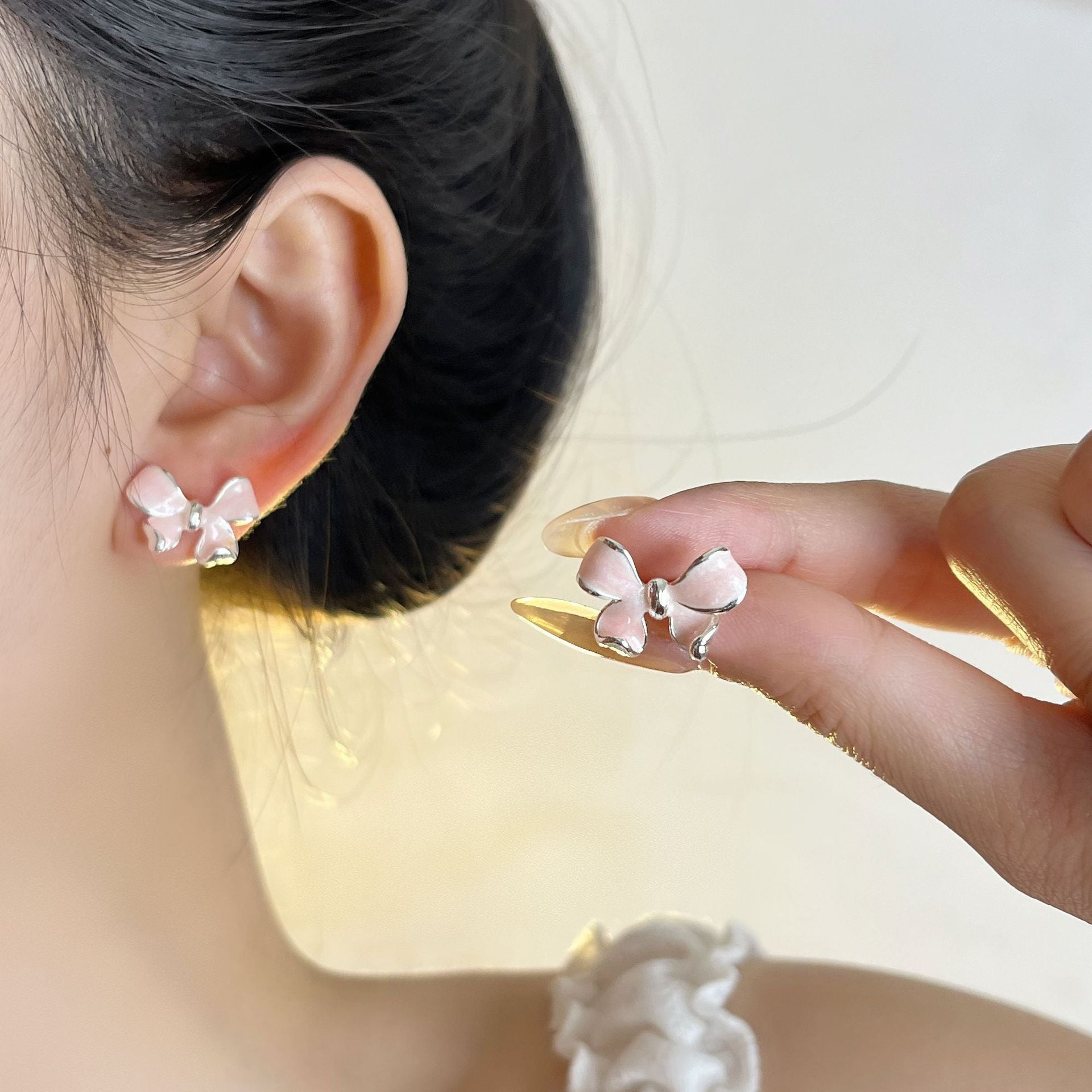 琺瑯蝴蝶結簡約耳釘－細節特寫3｜https://igowo.tw/