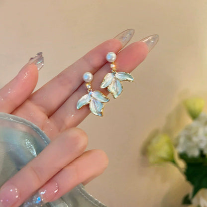 白色花朵耳環－黃款細節｜https://igowo.tw/