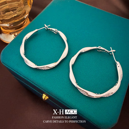 扭紋素圈鑲鑽簡約耳扣－商品主圖｜https://igowo.tw/