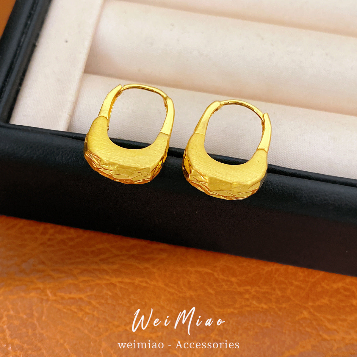 金色U形電鍍簡約耳扣－商品主圖｜https://igowo.tw/