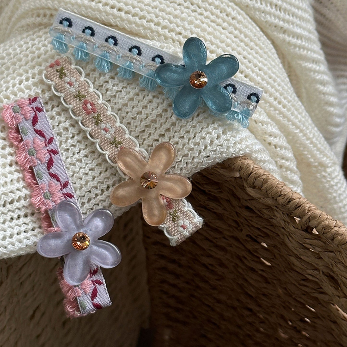 緞帶鋯石一字刺繡髮夾－藍色小花款實拍｜https://igowo.tw/