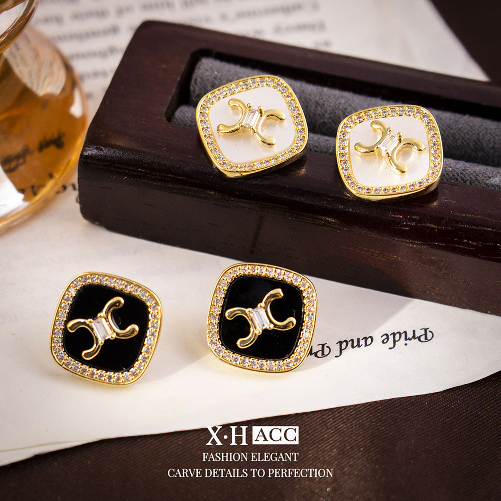 鋯石字母方形復古耳釘－商品主圖｜https://igowo.tw/