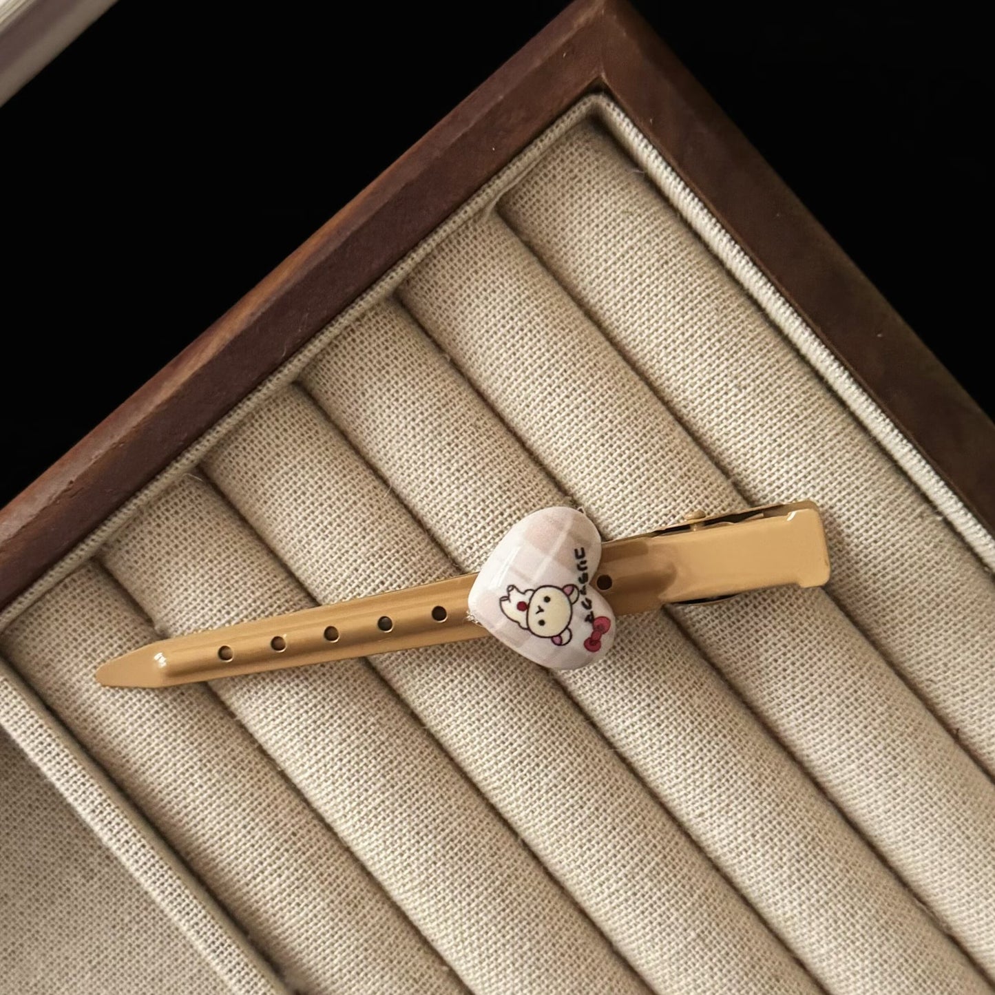 棕色金屬愛心小熊髮夾－格子愛心髮夾款細節2｜https://igowo.tw/