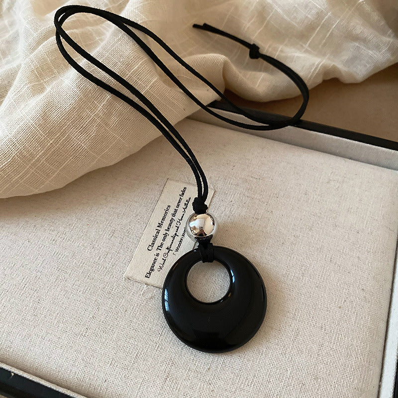 皮革串珠墜飾長版項鍊－9#項鍊-卡其色款細節｜https://igowo.tw/