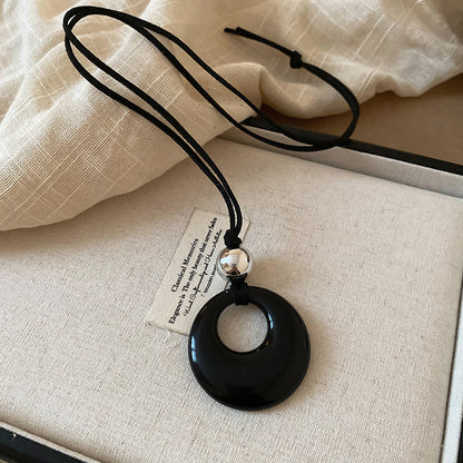 皮革串珠墜飾長版項鍊－9#項鍊-卡其色款細節｜https://igowo.tw/