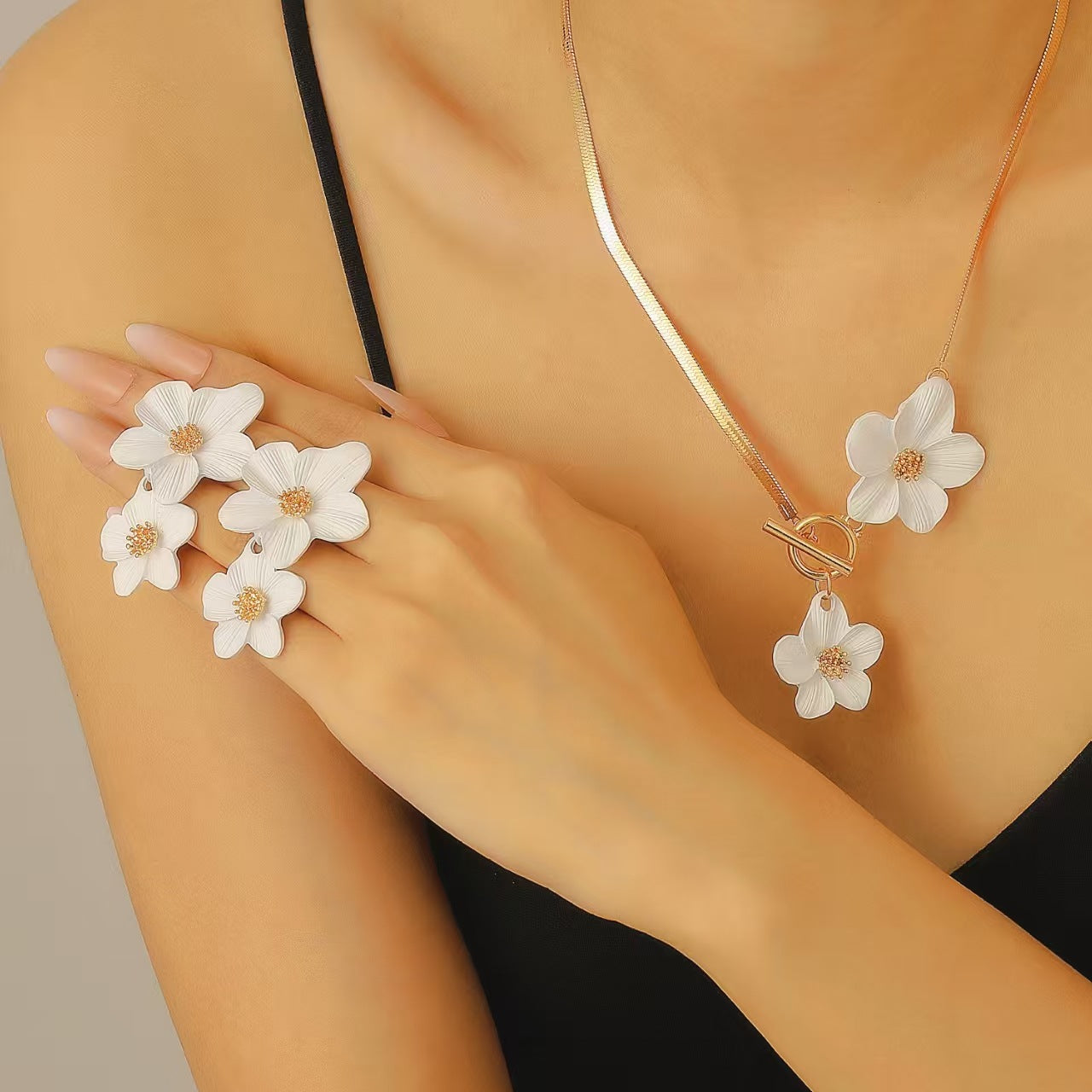 金屬花朵項鍊耳環組－商品主圖｜https://igowo.tw/