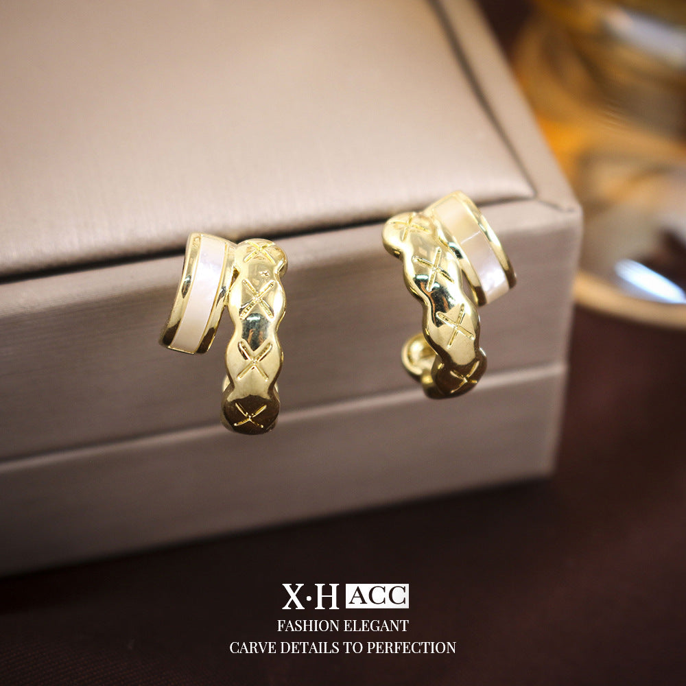 金色銀針貝殼格紋耳釘－商品主圖｜https://igowo.tw/
