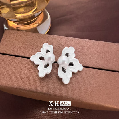 珍珠花朵鏤空耳釘