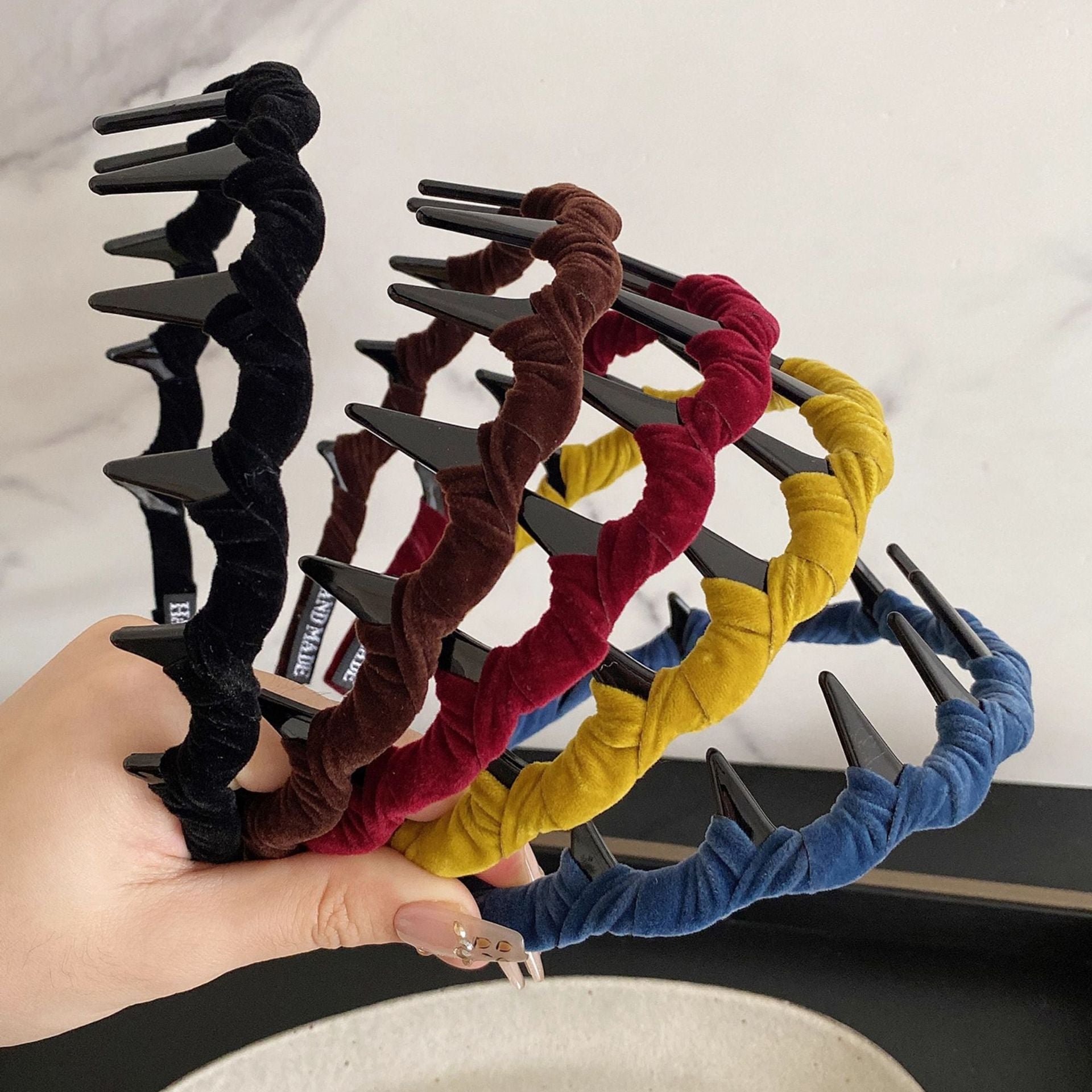 絨面波浪纏繞髮箍－商品主圖｜https://igowo.tw/