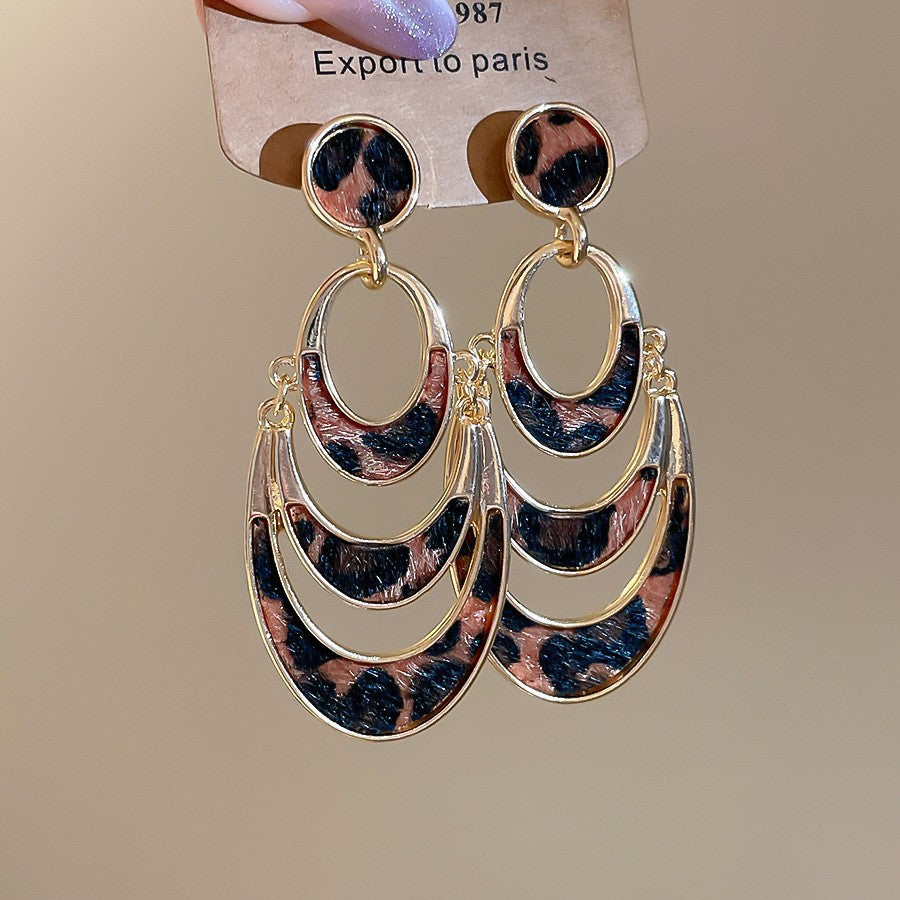壓克力豹紋簡約耳釘－細節特寫5｜https://igowo.tw/