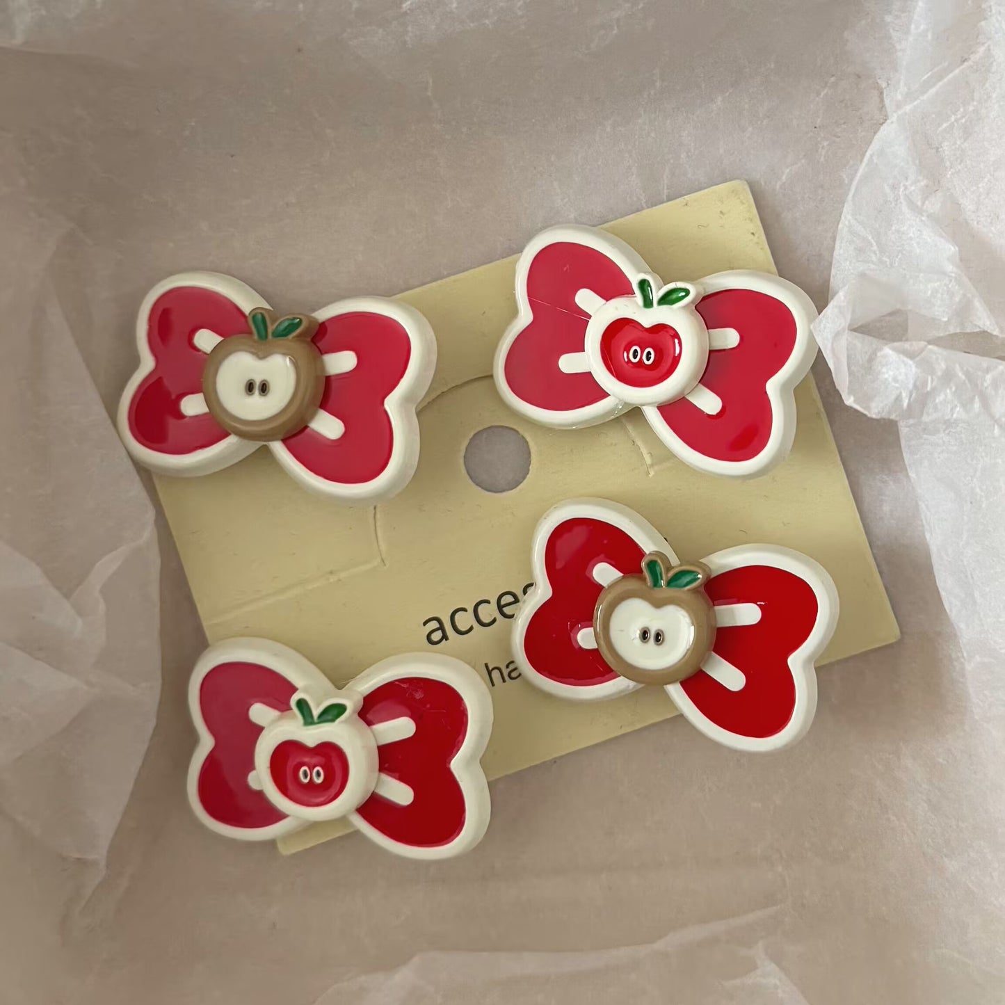 紅色草莓領結髮夾－商品主圖｜https://igowo.tw/