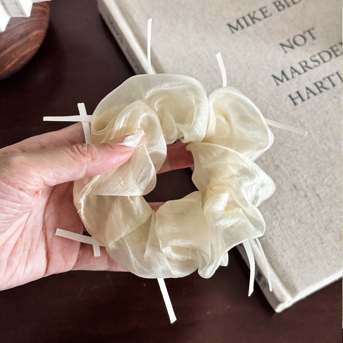 蕾絲大腸圈蝴蝶結髮圈－米色款細節1｜https://igowo.tw/
