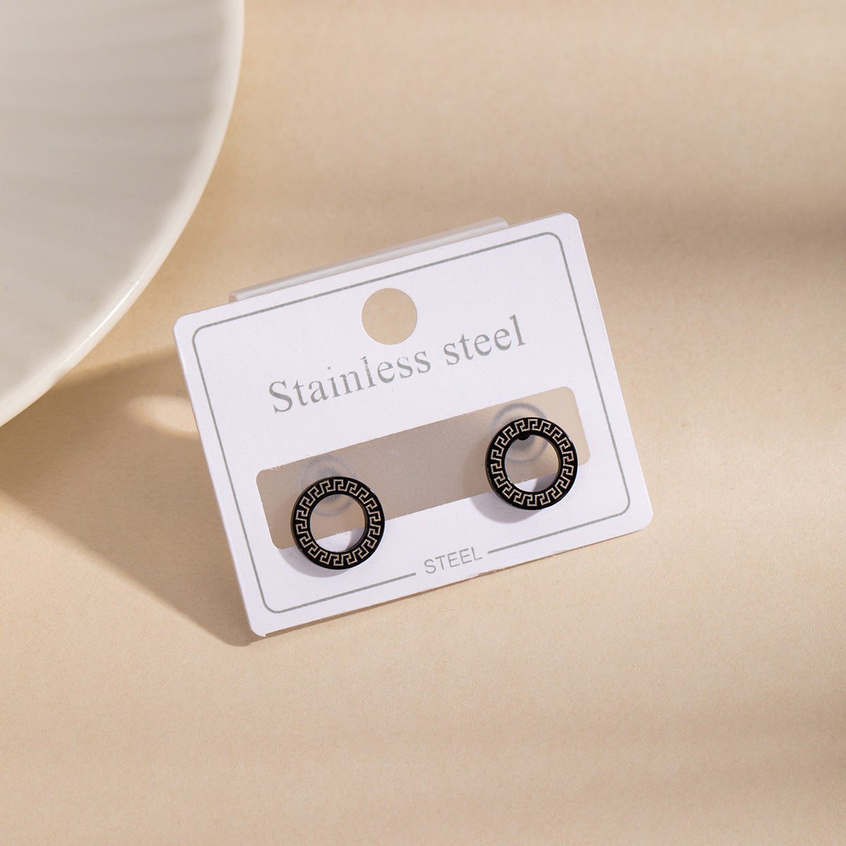 愛心蝴蝶鏤空小巧耳釘－細節特寫9｜https://igowo.tw/