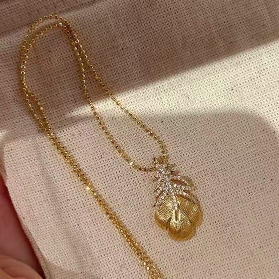 金色鋯石羽毛墜飾項鍊－商品主圖｜https://igowo.tw/