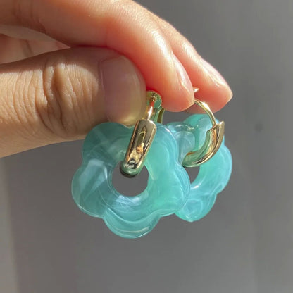 金色壓克力花朵耳環－細節特寫5｜https://igowo.tw/