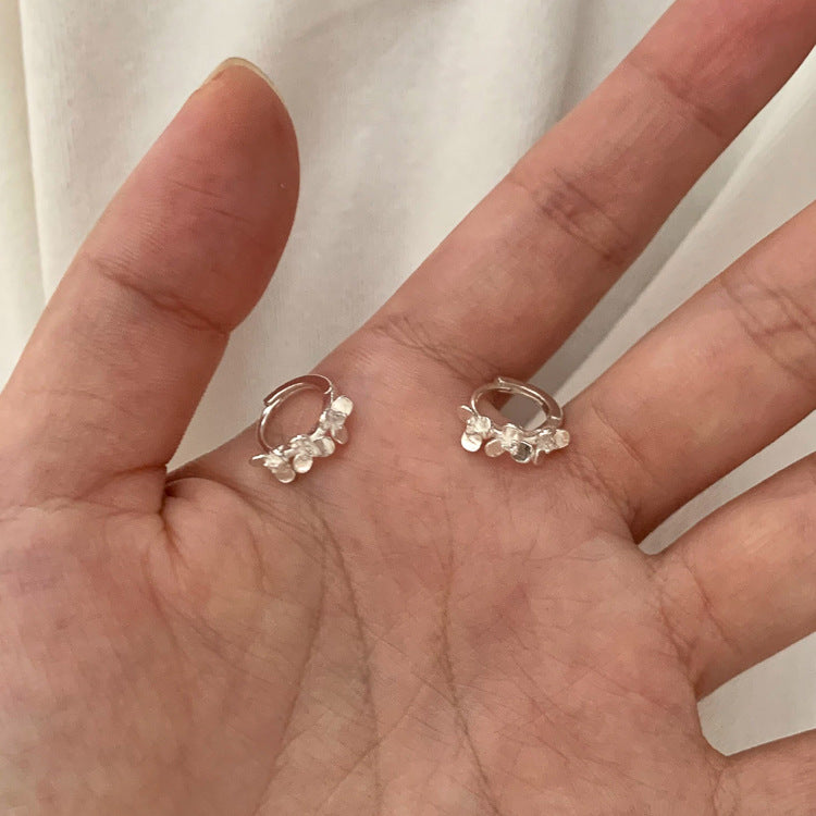 銀色花朵簡約耳扣－商品主圖｜https://igowo.tw/