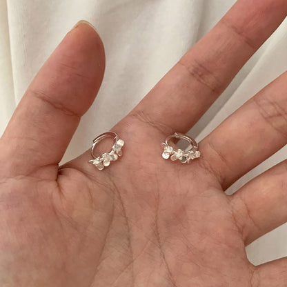 銀色花朵簡約耳扣－商品主圖｜https://igowo.tw/