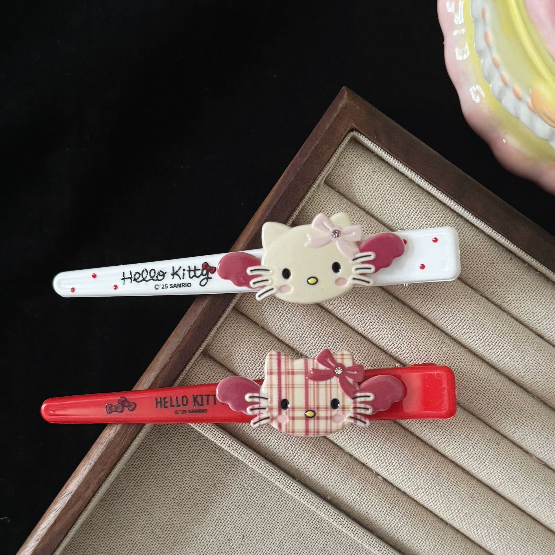 紅色貓咪翅膀髮夾－商品主圖｜https://igowo.tw/