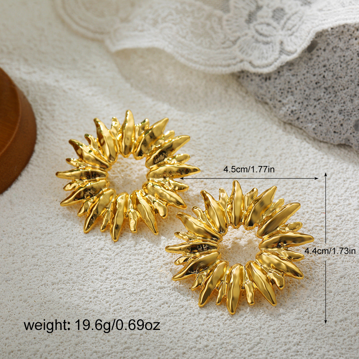 金色太陽花復古耳釘－細節特寫4｜https://igowo.tw/