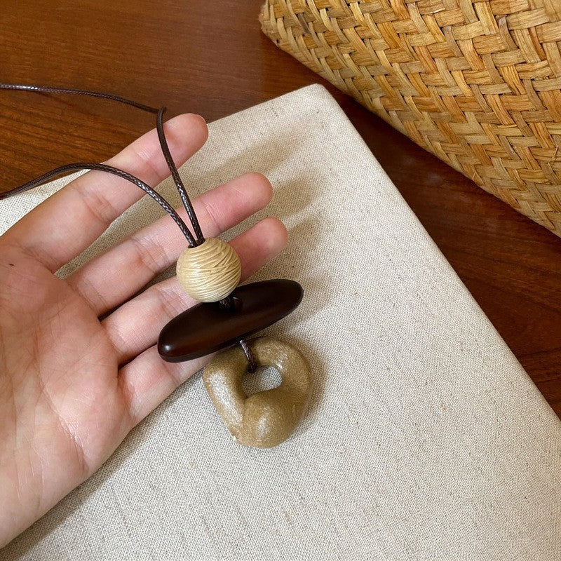 棕色樹脂墜飾復古項鍊－35#項鍊-咖色-白色款細節｜https://igowo.tw/