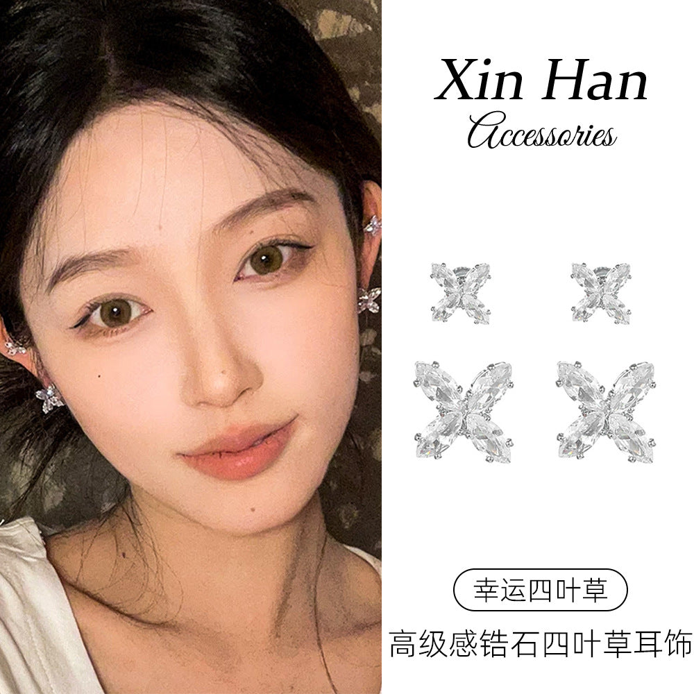 鋯石幸運草小巧耳釘－商品主圖｜https://igowo.tw/