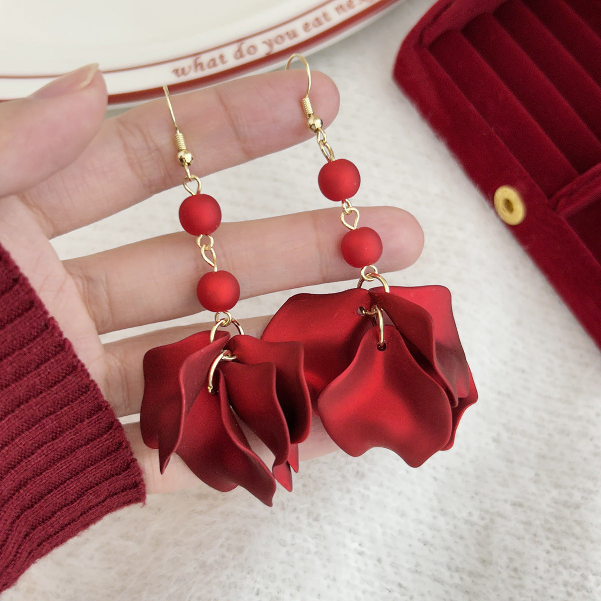 紅色銀針花朵耳環－細節特寫1｜https://igowo.tw/