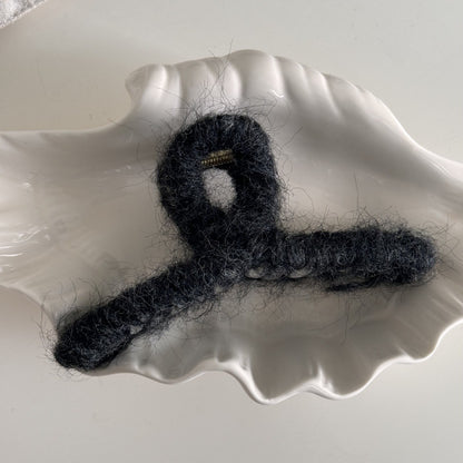 纏繞簡約鯊魚夾－細毛絨抓-灰又字款細節｜https://igowo.tw/