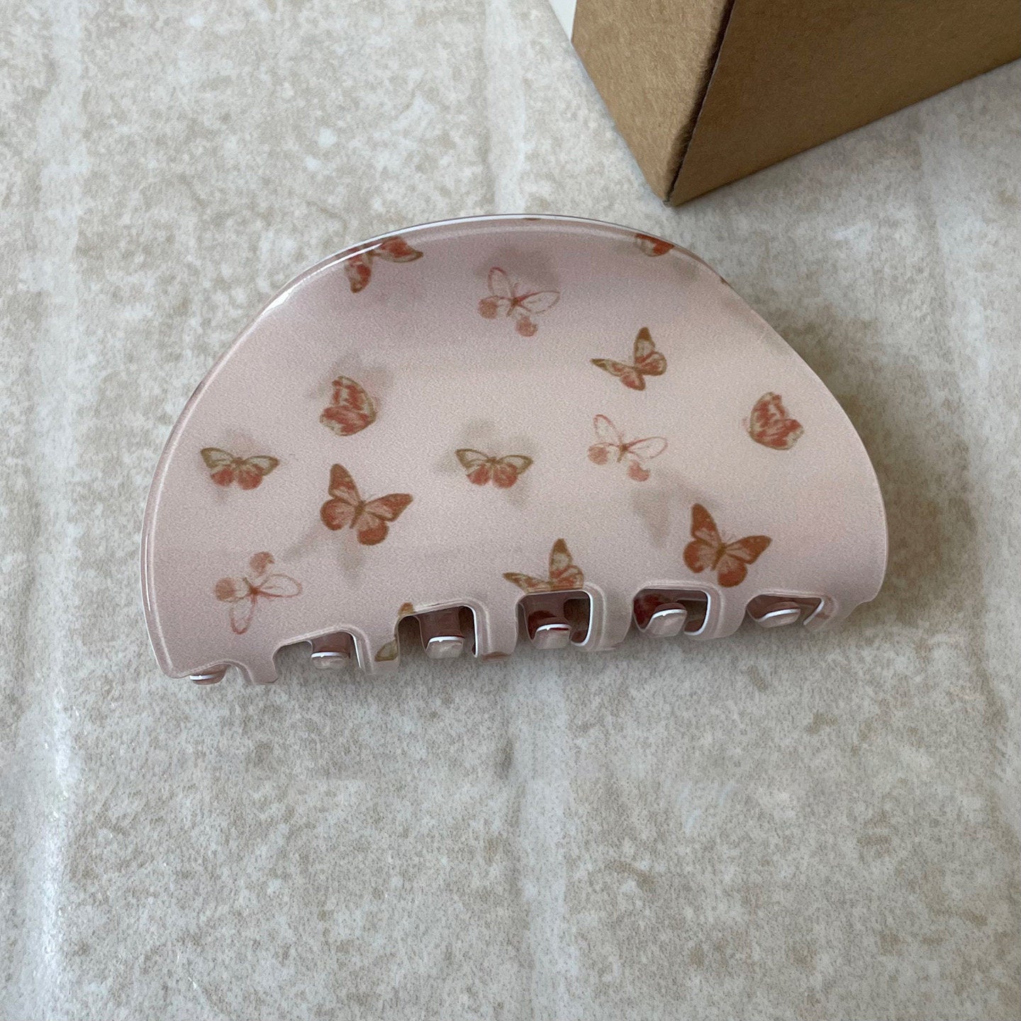 棕色蝴蝶鯊魚夾－棕色扇形款細節｜https://igowo.tw/