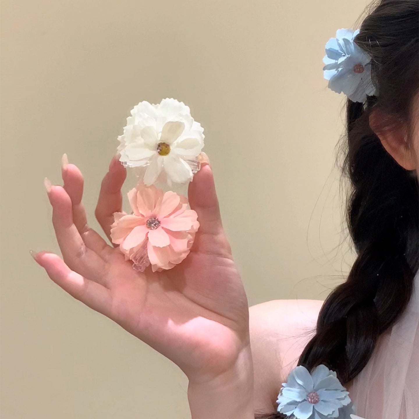 花朵簡約鯊魚夾－米白款實拍｜https://igowo.tw/
