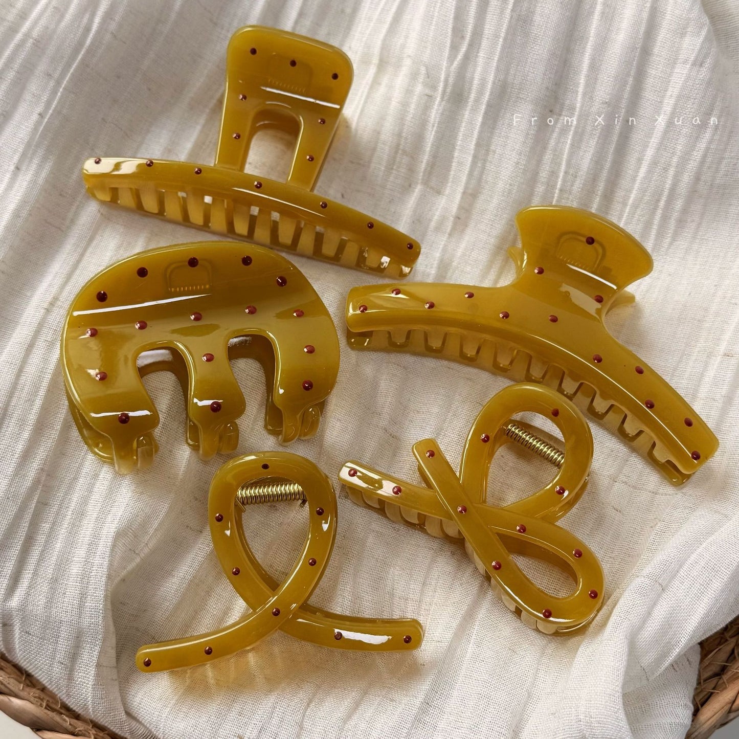 波點簡約鯊魚夾－商品主圖｜https://igowo.tw/