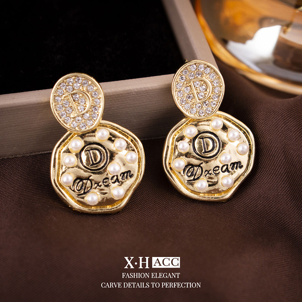 珍珠字母復古耳環－商品主圖｜https://igowo.tw/