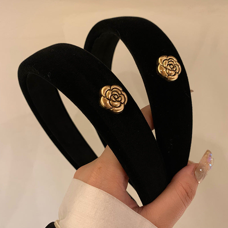 黑色絨面山茶花髮箍－商品主圖｜https://igowo.tw/