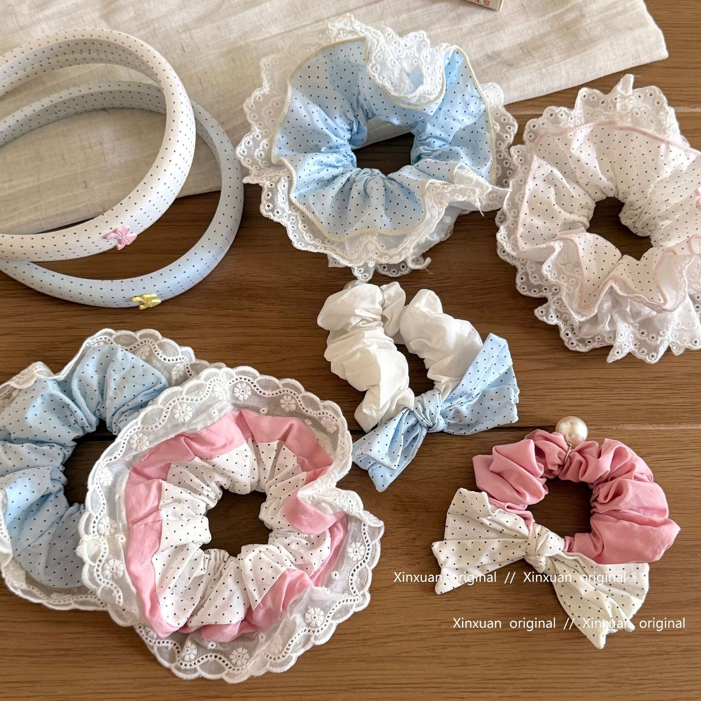 蕾絲波點蝴蝶結髮圈－粉色蕾絲邊腸圈款實拍｜https://igowo.tw/
