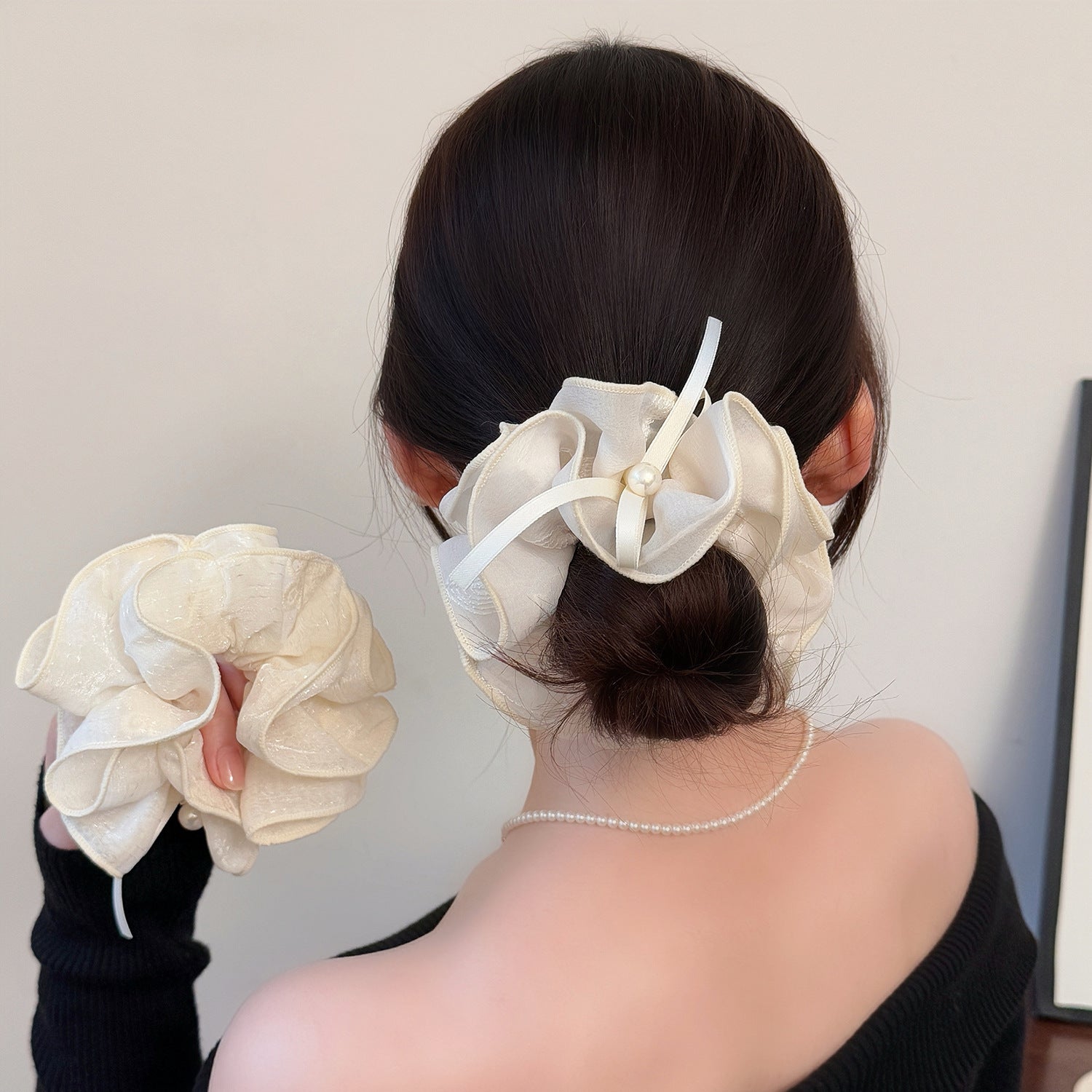珍珠大腸圈刺繡髮圈－商品主圖｜https://igowo.tw/