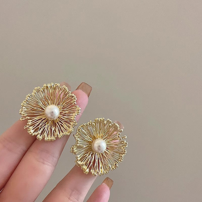珍珠金屬花朵精雕耳釘－第二視角實拍｜https://igowo.tw/