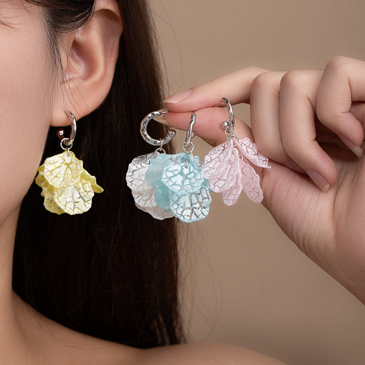 銀針花朵C形流蘇耳環－商品主圖｜https://igowo.tw/