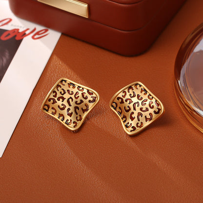 棕色豹紋復古耳釘－細節特寫6｜https://igowo.tw/