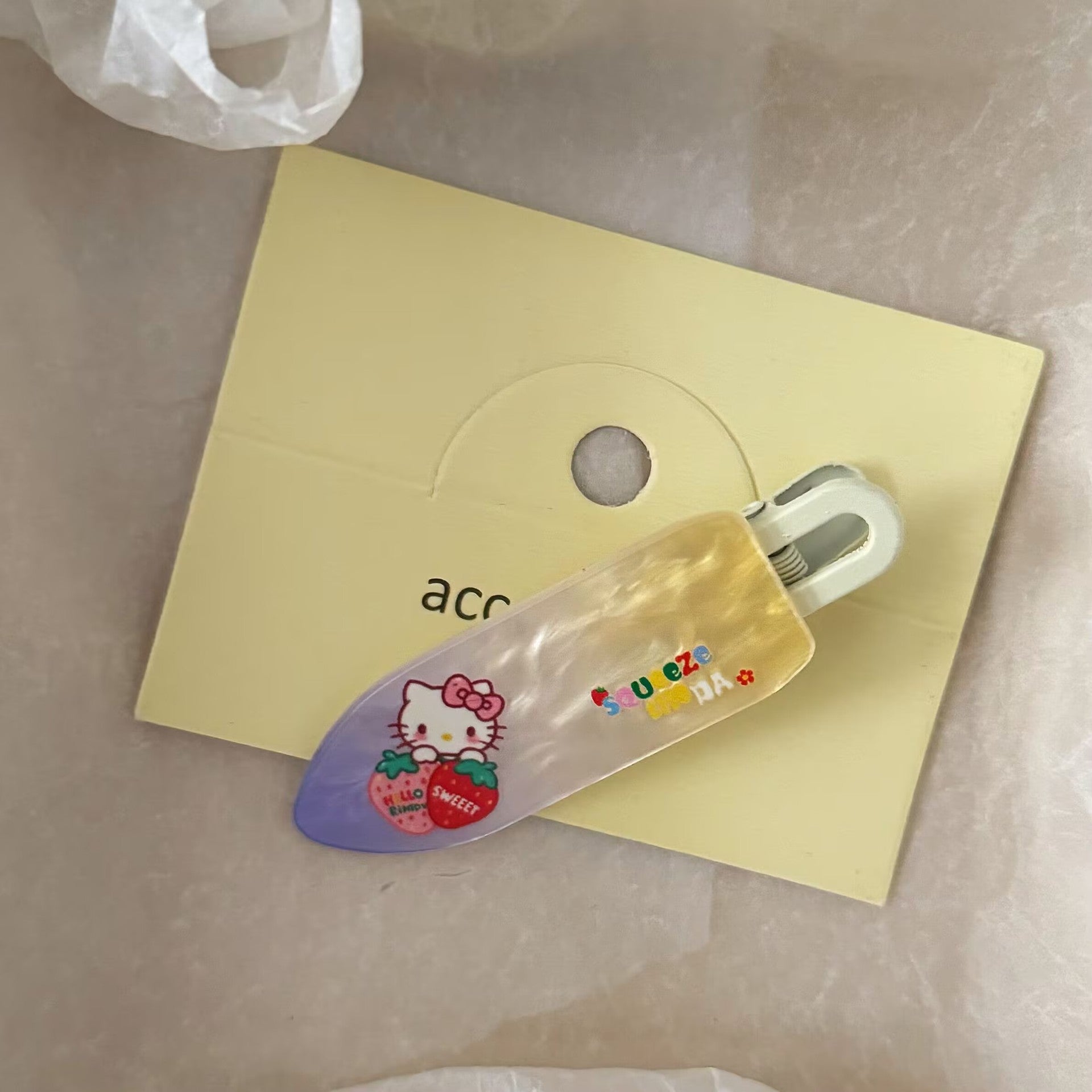 壓克力貓咪水果髮夾－草莓貓咪髮夾款細節2｜https://igowo.tw/