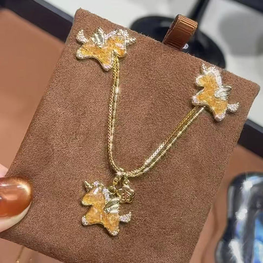 水晶小馬項鍊耳環組－商品主圖｜https://igowo.tw/
