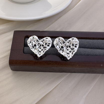 銀針愛心鑲鑽耳釘－細節特寫118｜https://igowo.tw/
