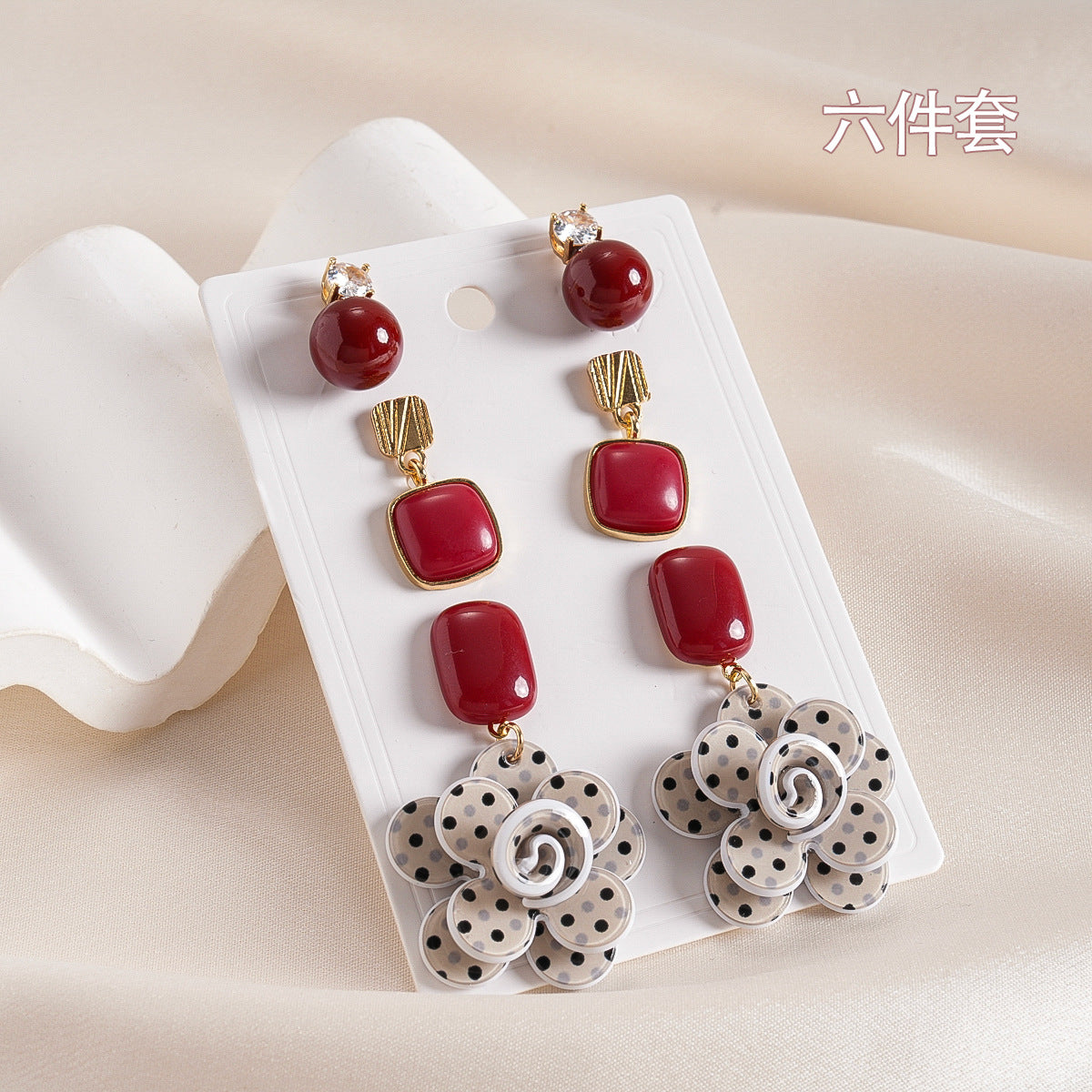 紅色布面花朵誇張耳環－細節特寫46｜https://igowo.tw/