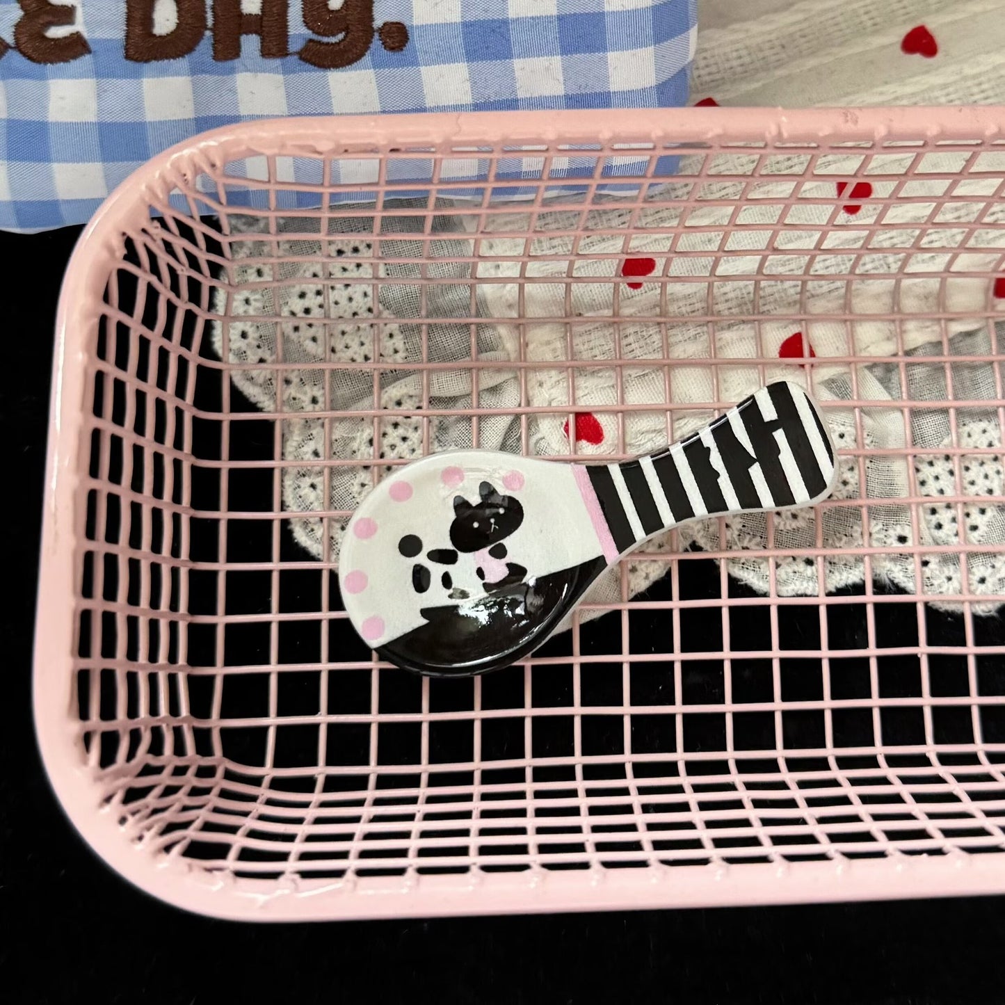 黑色貓咪格紋髮夾－粉色波點黑髮夾款細節4｜https://igowo.tw/