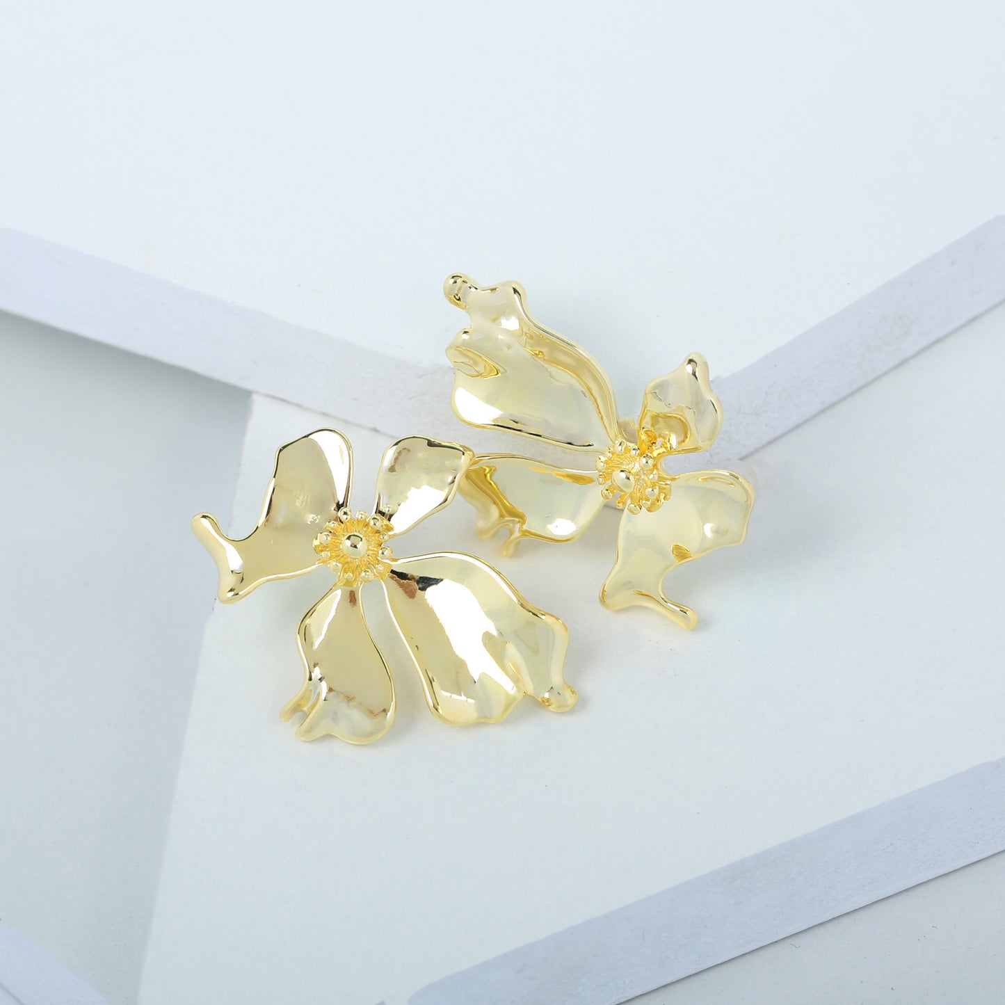 S925花朵誇張耳釘－花瓣-金色款細節｜https://igowo.tw/
