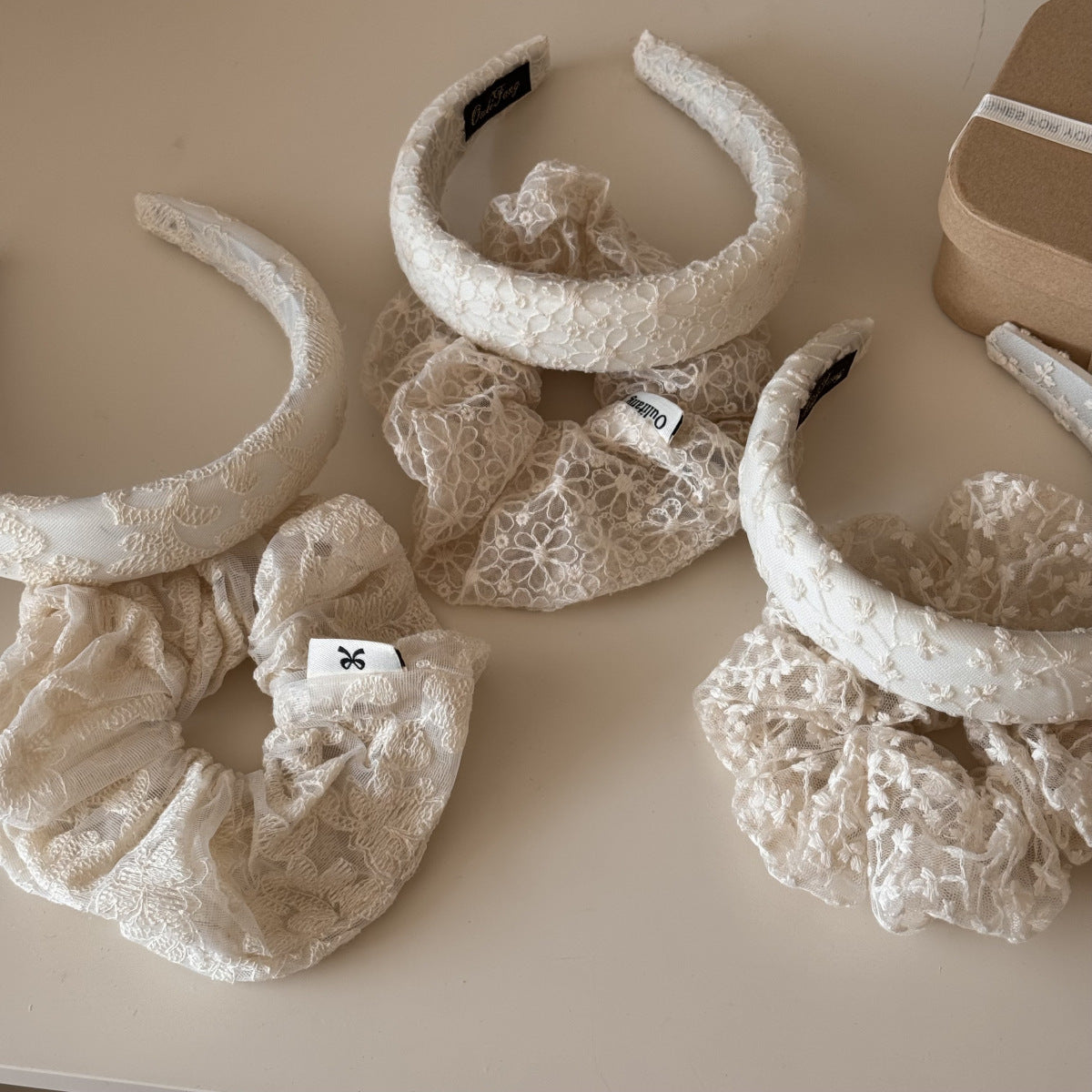 布面大腸圈刺繡髮圈－第二視角實拍｜https://igowo.tw/