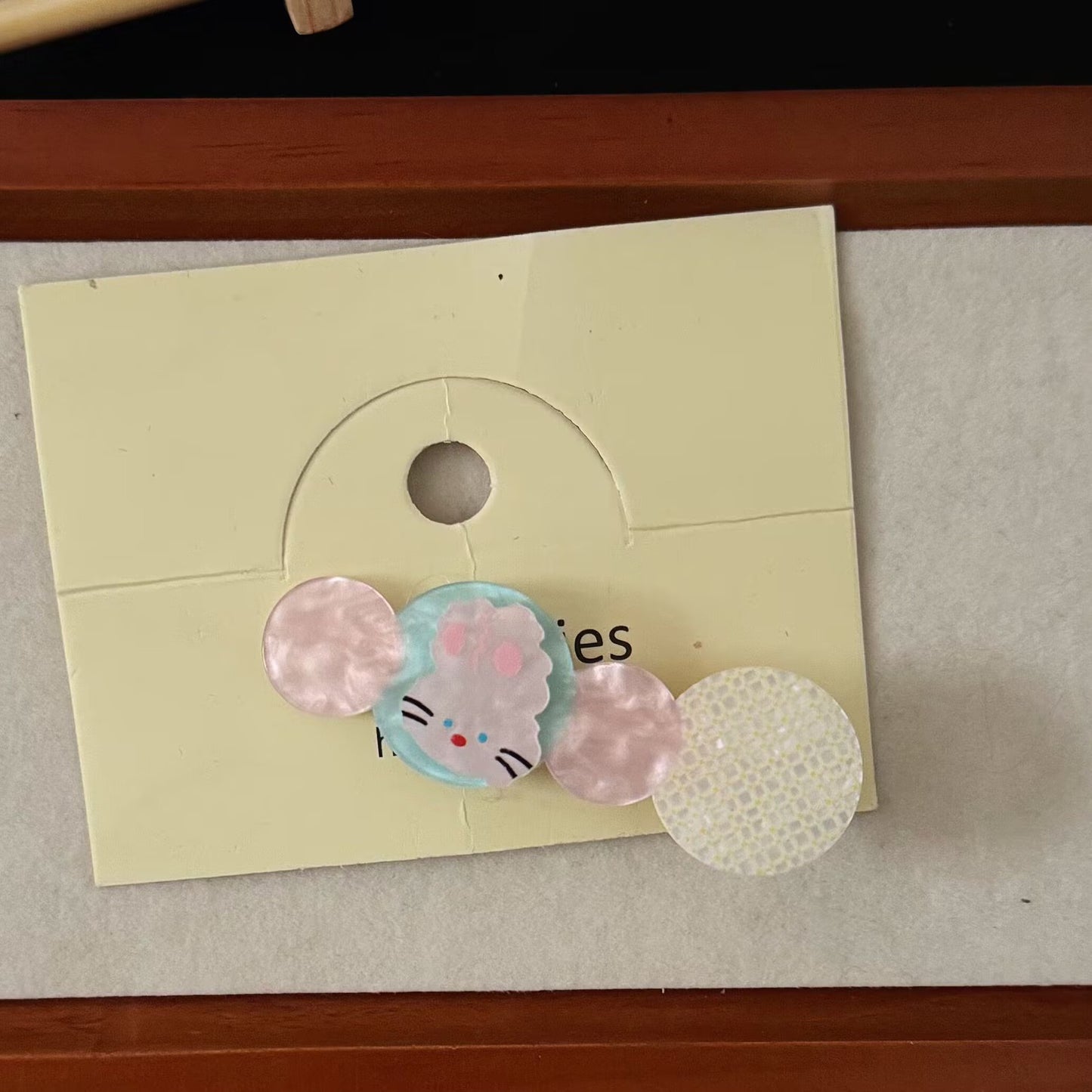 粉色壓克力兔子髮夾